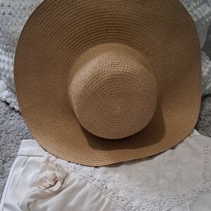 Old Navy Straw Floppy Sun Hat in Tan